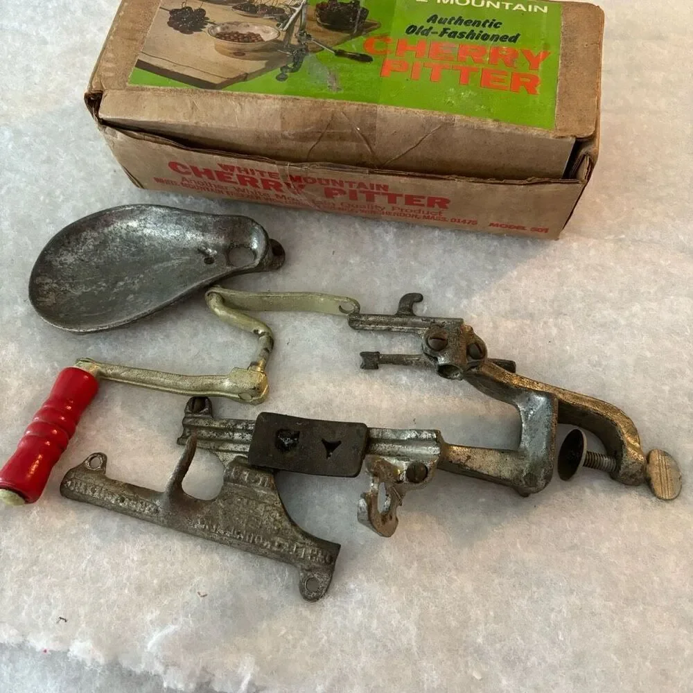 White Mountain Vintage Cherry Picker Model 501  In Original Box